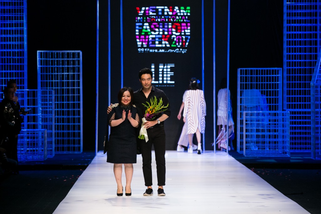 Bà Trang Lê tặng hoa cho NTK Chung Chung Lee tại VIFW Xuân Hè 2017