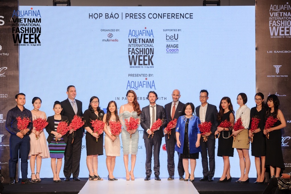 Bà Trang Lê tặng hoa tri ân cho những thương hiệu đồng hành cùng Aquafina Vietnam International Fashion Week SS19