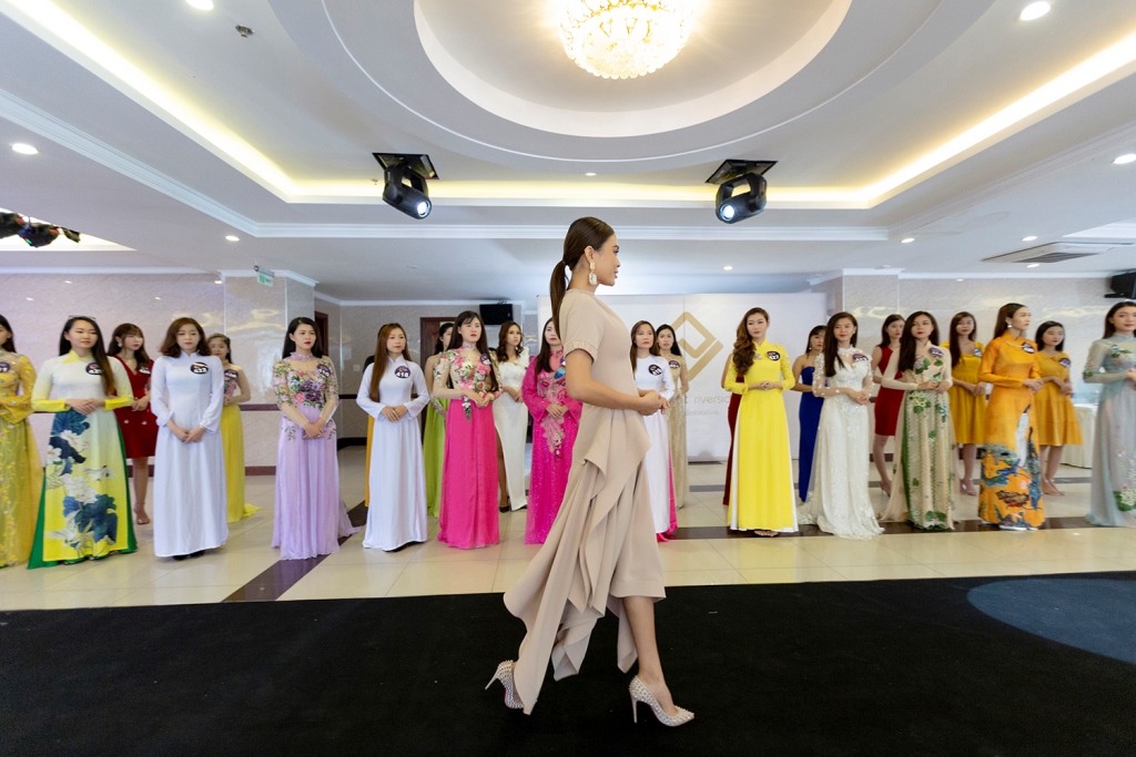 GIÁM KHẢO - Á HẬU MÂU THỦY THỊ PHẠM CATWALK CHO THÍ SINH (2)