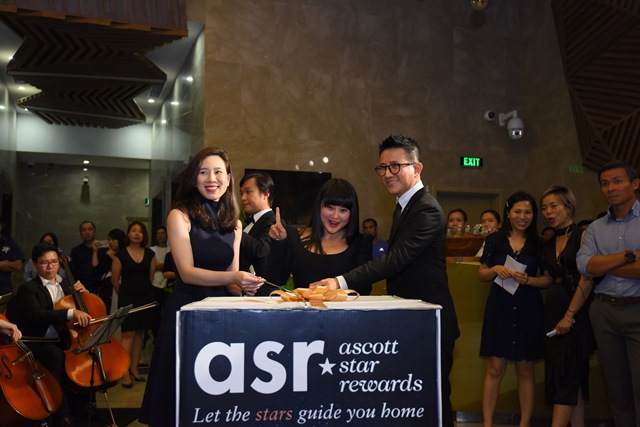 Ms Yen unveiled ASR box Ascott ra mắt Ascott Star Rewards, cho phép khách hàng tích và đổi điểm linh hoạt