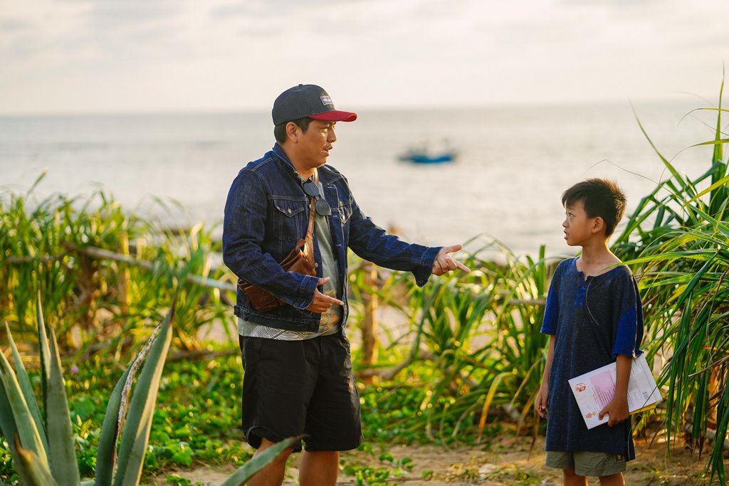 Đạo diễn Đức Thịnh chỉ đạo diễn xuất cho bé Nguyễn Minh Chiến