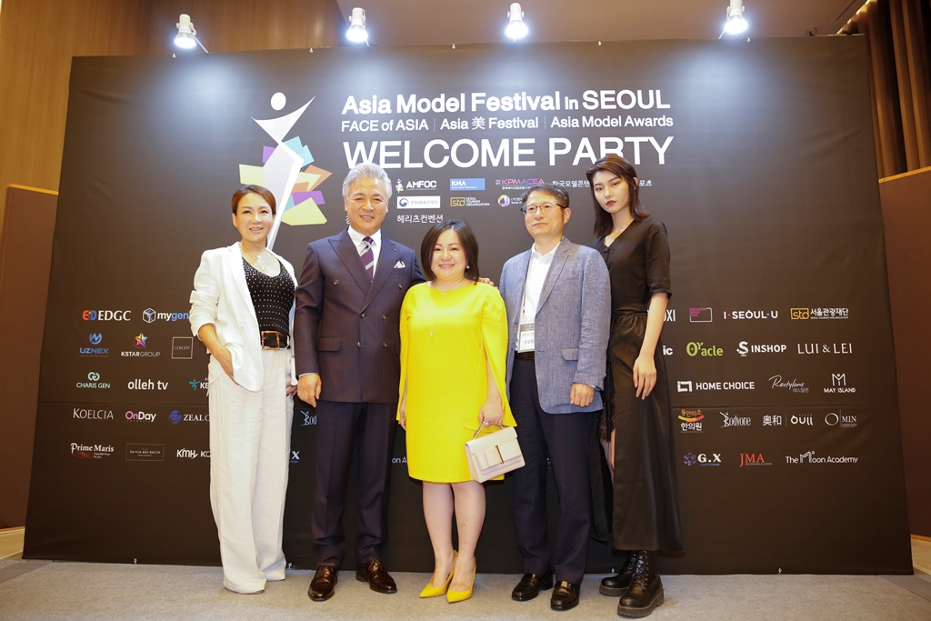 Bà Trang Lê và ông Yang Eui-sig (chủ tịch của the Asia Model Festival Organizing Committee (AMFOC) và các khách mời danh dự khác