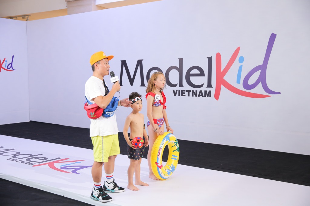 Bé Gia Nhi cùng bố và em trai trả lời những câu hỏi của ban giám khảo về phong cách mang đến Model Kid Vietnam 2019