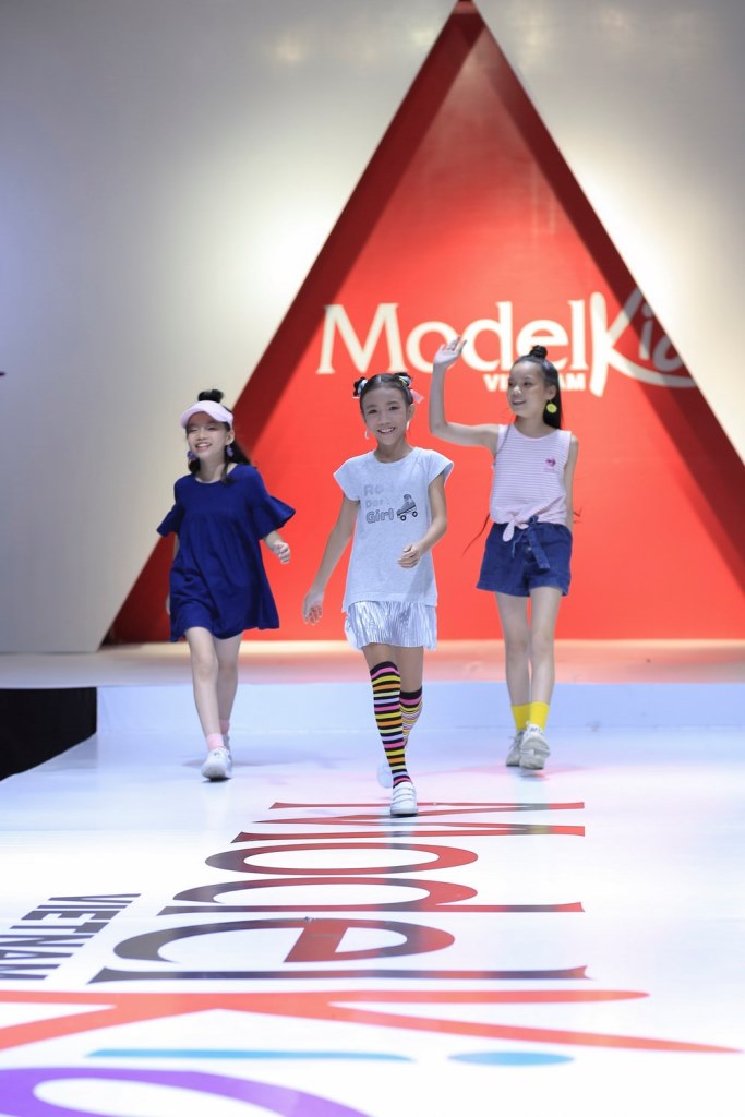 Các mẫu nhí catwalk đầy tự tin tại họp báo_1