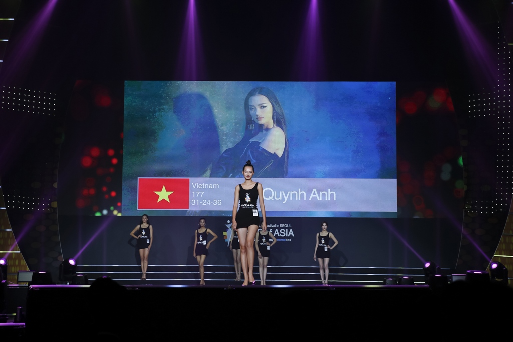 Quỳnh Anh trong phần thi catwalk trong trang phục bó sát - Top 3 dự thi FACE of Asia (2)