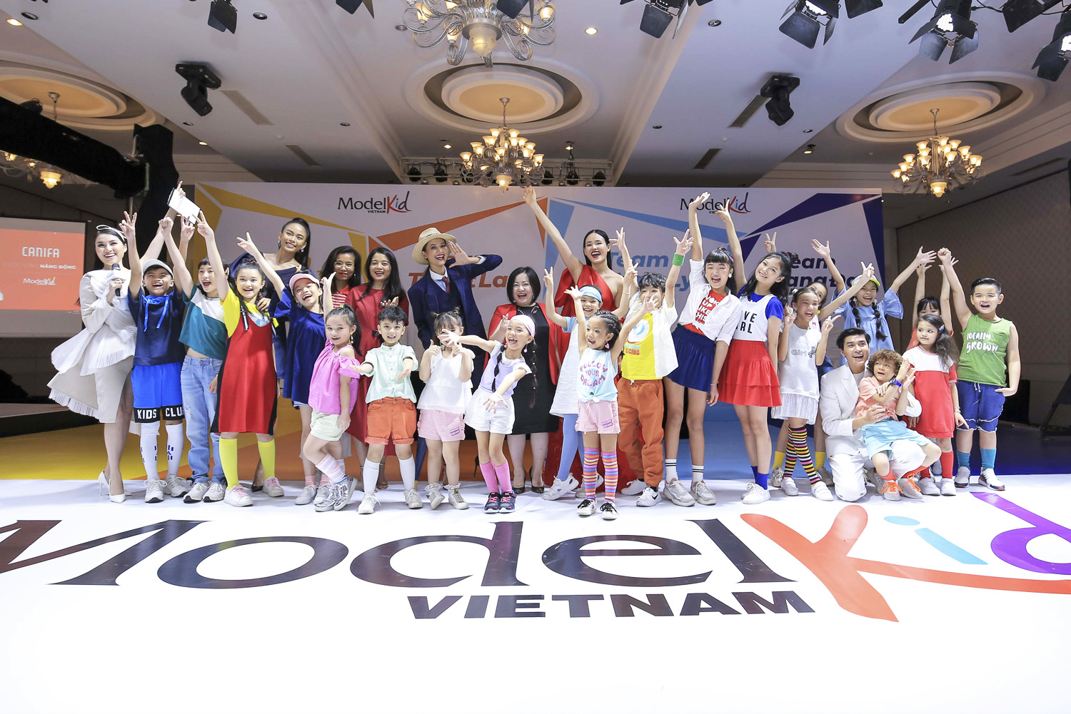 Sự xuất hiện của top 20 thí sinh xuất sắc nhất đã làm nóng bầu không khí tại họp báo Model Kid Vietnam 2019.