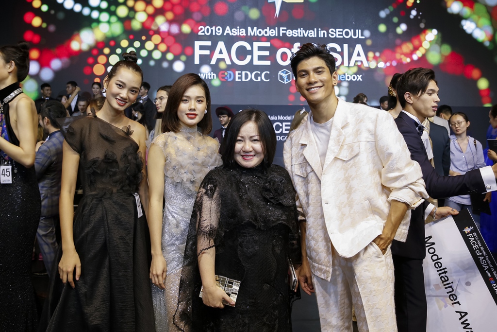 Top 3 dự thi FACE of Asia chụp ảnh cùng bà Trang Lê (2)