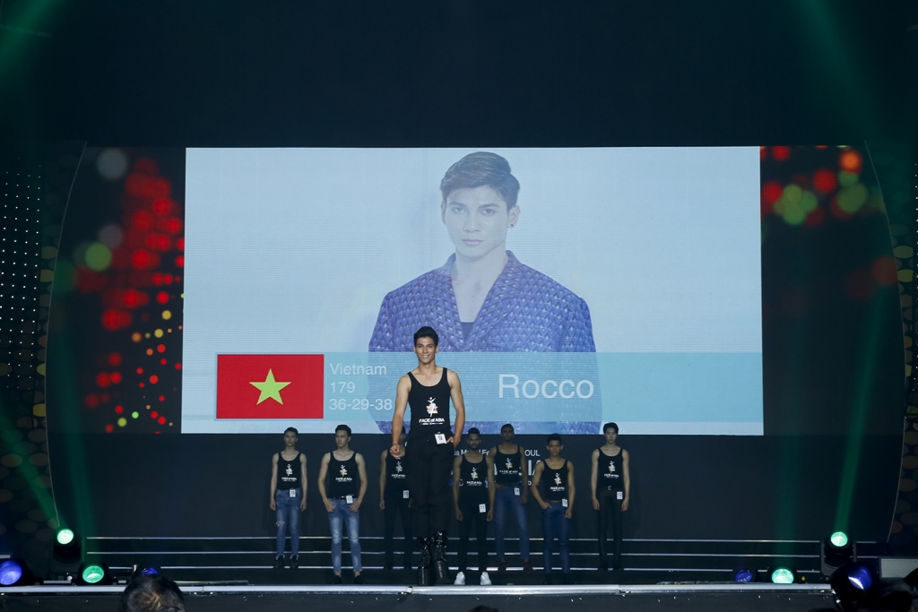 Tôn Tuấn Kiệt trong phần thi catwalk trong trang phục bó sát - Top 3 dự thi FACE of Asia (2)