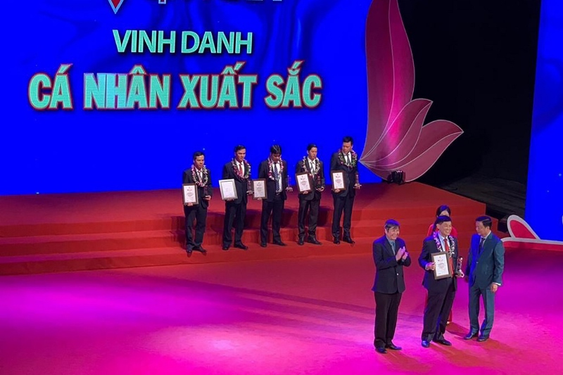 chu tich IPPG nhan giai thuong vinh quang Viet Nam 2 Ông Johnathan Hạnh Nguyễn được vinh danh tại Giải thưởng Vinh Quang Việt Nam
