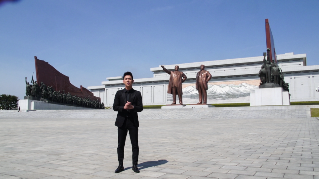 0 Song Luân bên cạnh tượng của hai nhà lãnh đạo của Cộng Hoà Dân Chủ Nhân Dân Triều Tiên