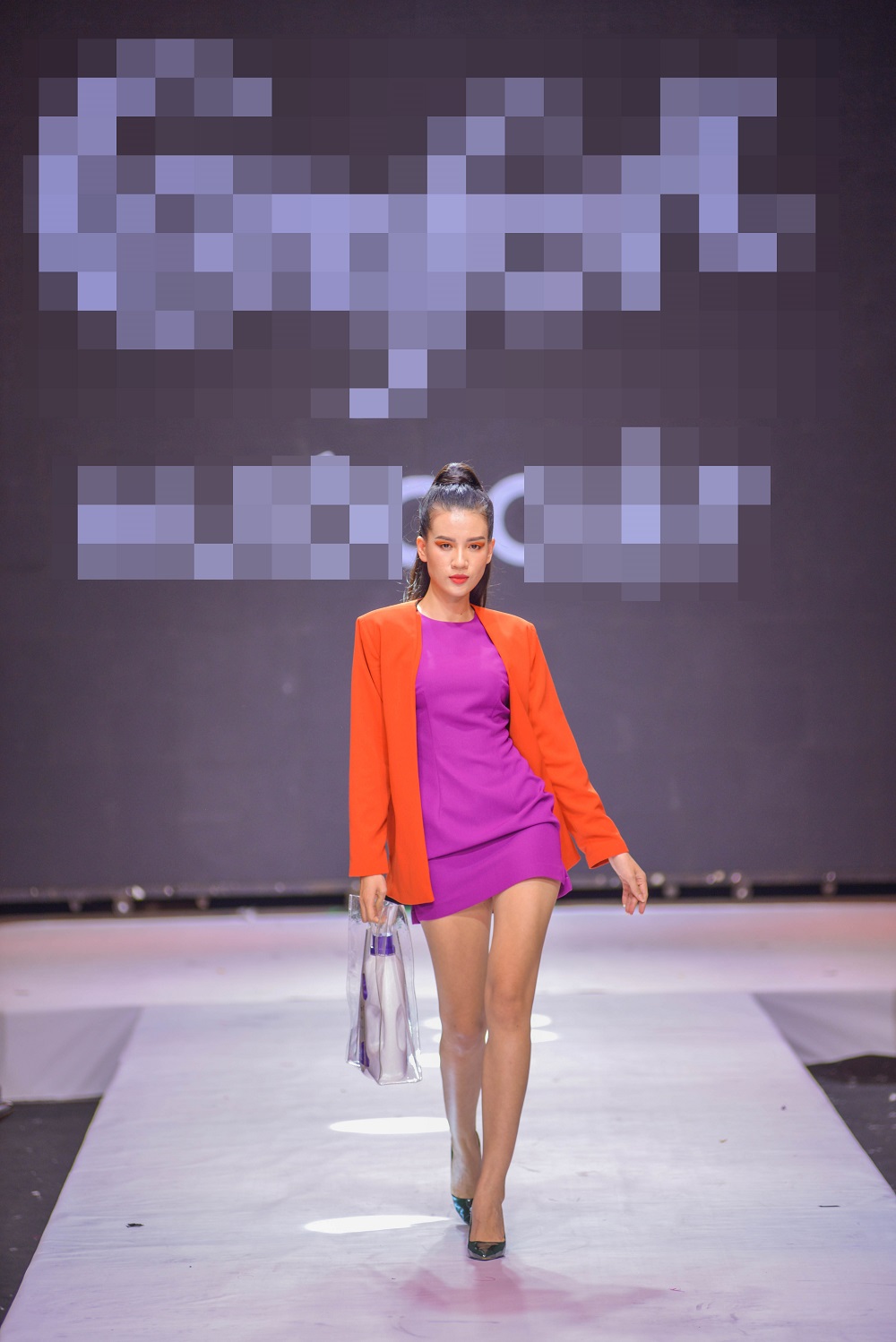 Top 20 'Top Model Online' tu tin catwalk, Mau Thuy than thai khi lam vedette san dien hinh anh 7