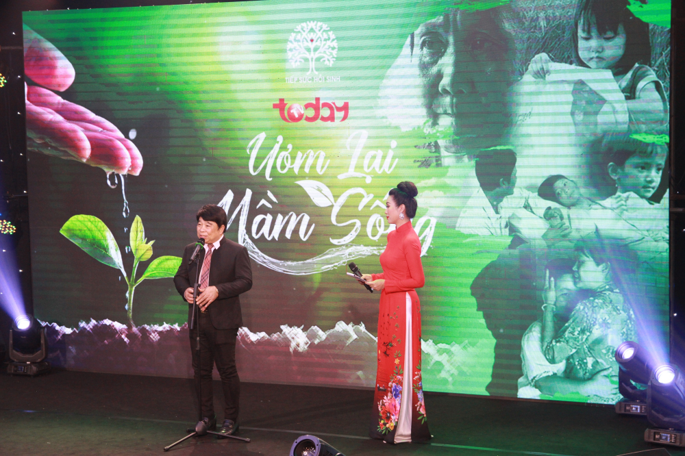 NSND Kim Cuong xuc dong tai dem Gala ‘Tiep suc Hoi sinh' hinh anh 2