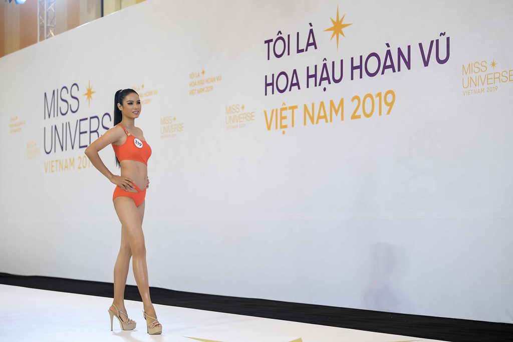 Phan thi trinh dien bikini (1)