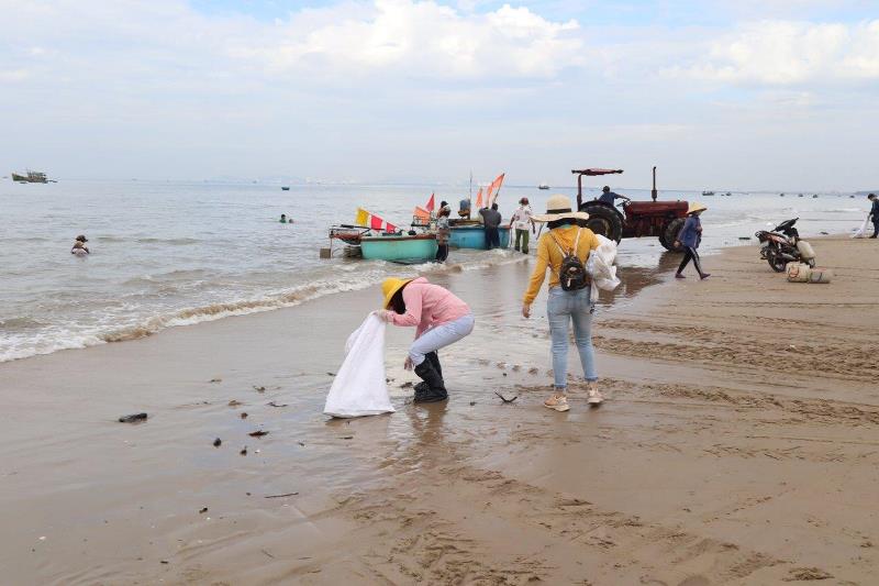 The Body Shop Beach Clean up 2019 2 Dọn sạch hơn 1 tấn rác tại bãi biển Long Hải cùng The Body Shop