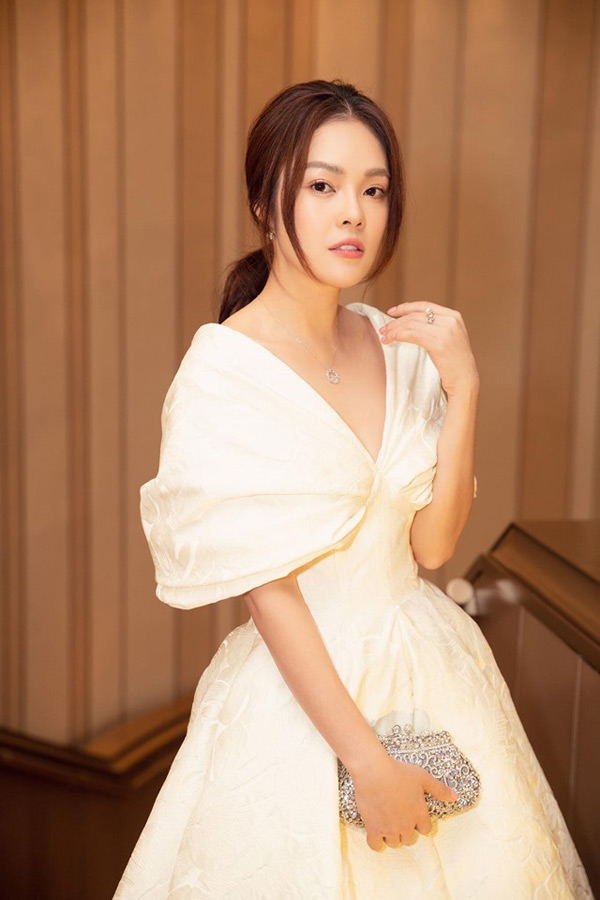Dương Cẩm Lynh gây ấn tượng với vẻ ngoài nữ tính, thanh lịch khi lựa chọn váy trắng cách điệu với phom dáng dựng phồng ở ngực áo của NTK Lê Thanh Hòa.