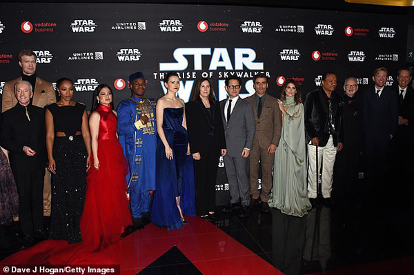 Nữ diễn viên 'nổi bần bật' khi đọ sắc với dàn sao Star Wars tại thảm đỏ.
