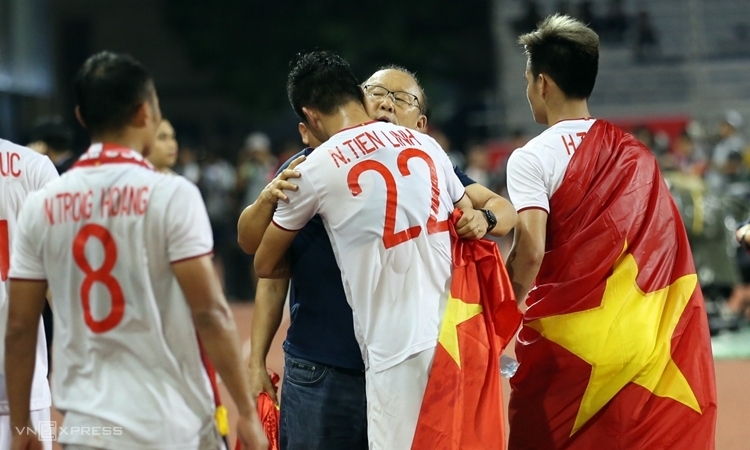 HLV Park Hang-seo ôm Tiến Linh sau khi giành HC vàng bóng đá nam SEA Games 30. Ảnh: Lâm Đồng.