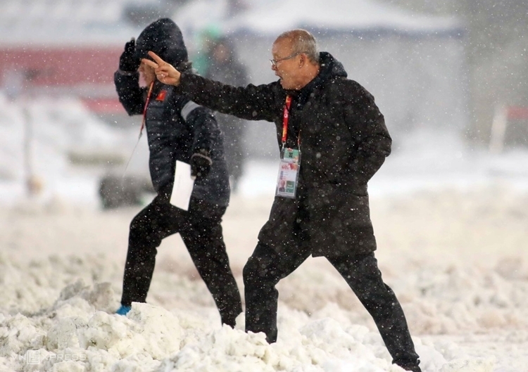 HLV Park Hang-seo đi giữa trời tuyết Thường Châu hồi tham dự vòng chung kết U23 châu Á 2018. Ảnh: Anh Khoa.