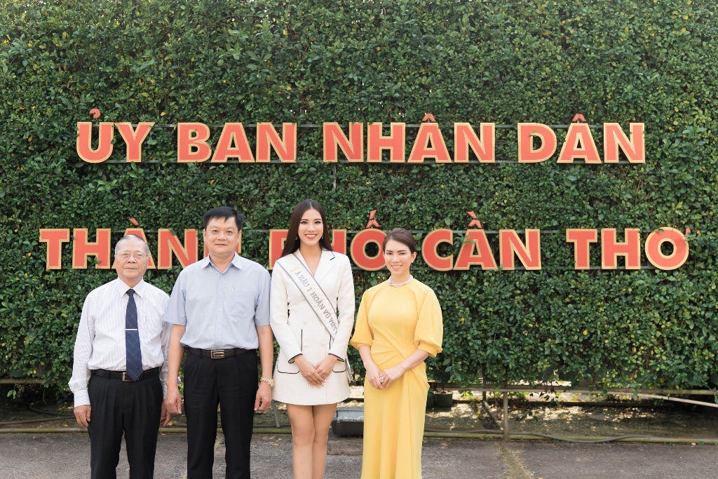 A hau Kim Duyen tham Uy ban nhan dan thanh pho Can Tho_Hoa hau Hoan vu Viet Nam 2019 (12)