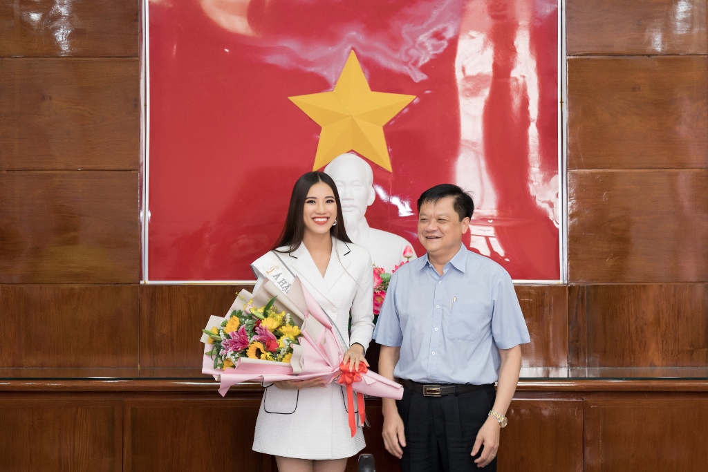 A hau Kim Duyen tham Uy ban nhan dan thanh pho Can Tho_Hoa hau Hoan vu Viet Nam 2019 (28)