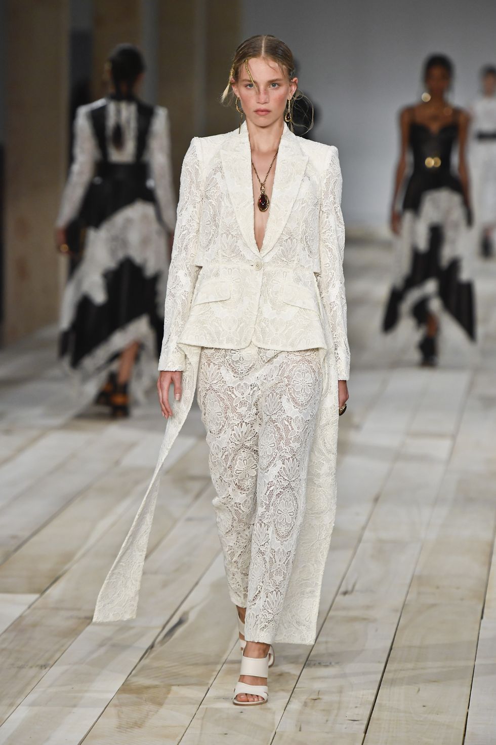 suit trắng ren alexander mcqueen xuân hè 2020 - xu hướng thời trang xuân hè 2020