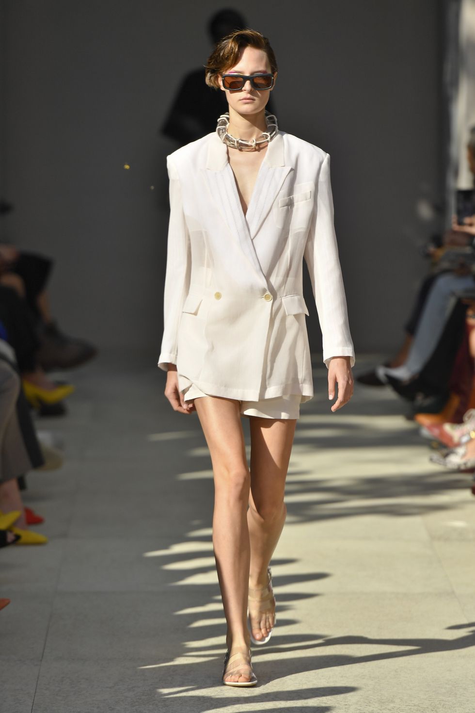 suit trắng Salvatore Ferragamo - xu hướng thời trang xuân hè 2020