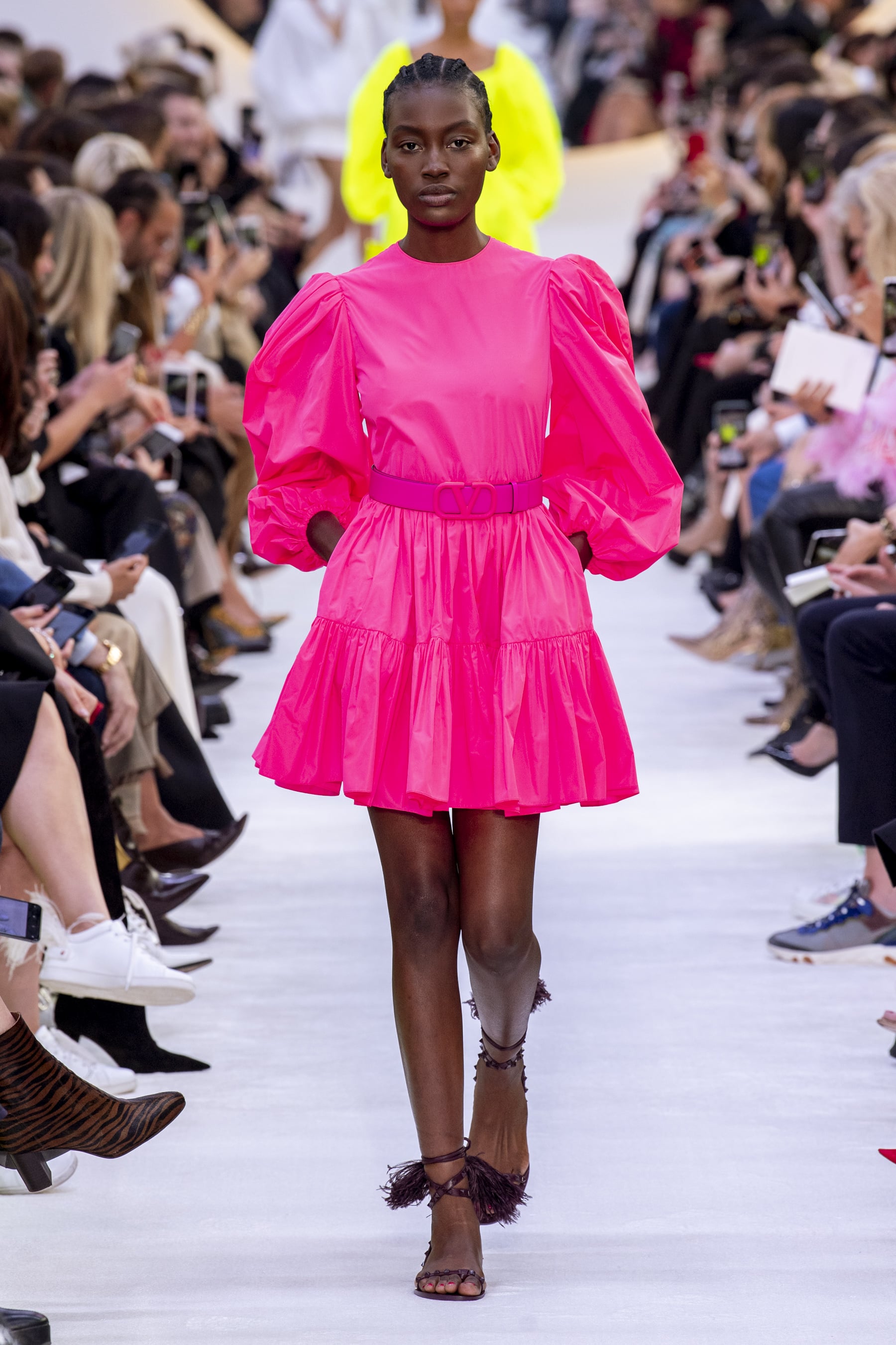 đầm hồng neon tay phồng - xu hướng thời trang xuân hè 2020