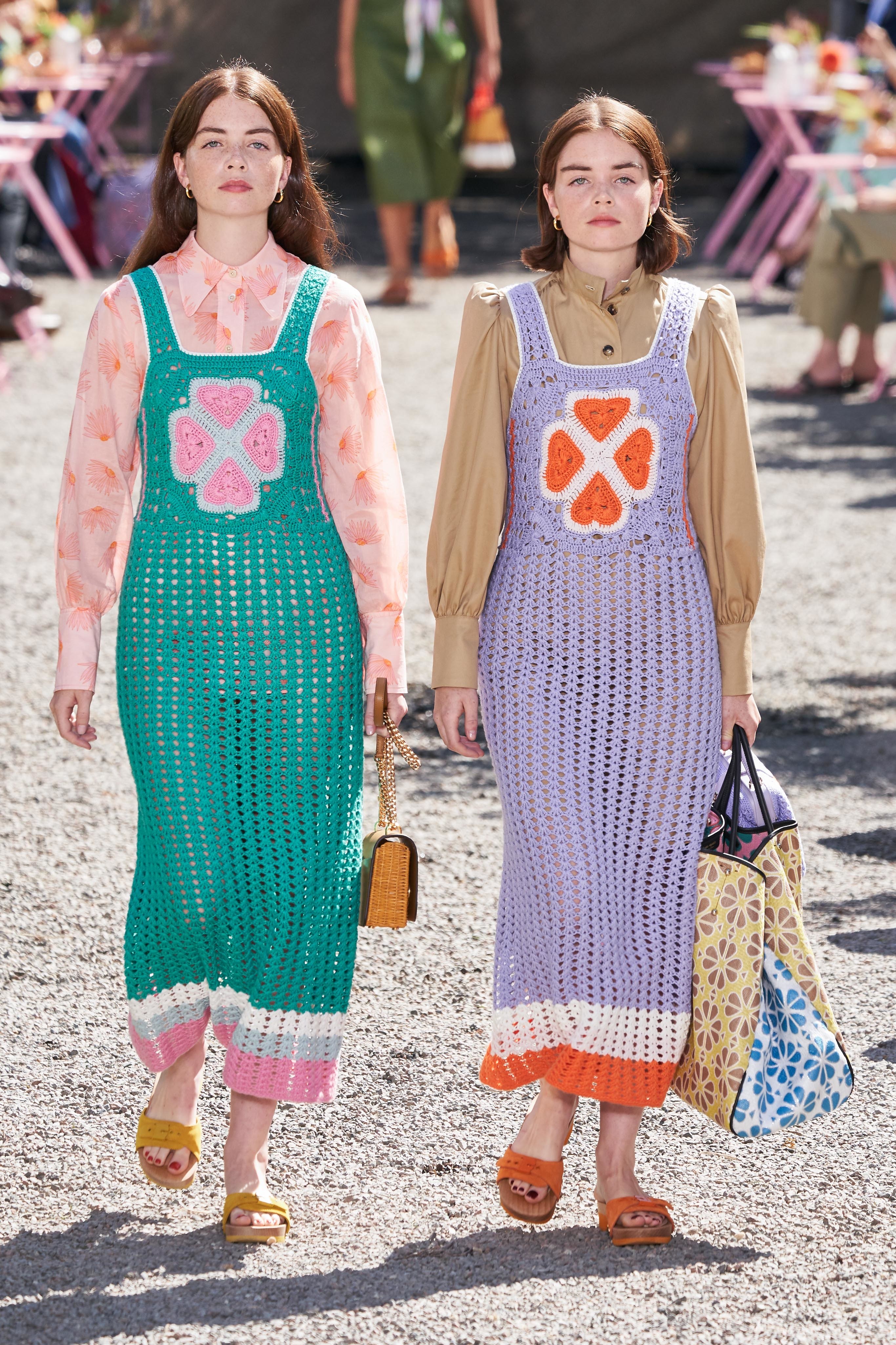 thiết kế vải móc màu sắc kate spade new york - xu hướng thời trang xuân hè 2020