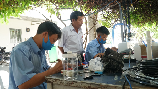TP.HCM: Bệnh viện chế máy rửa tay tự động 'cây nhà lá vườn' - 2