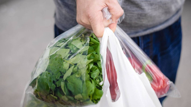 Đừng đặt túi nilon đựng rau củ vào tủ lạnh nếu không muốn gây ảnh hưởng xấu tới sức khỏe - Ảnh 1.