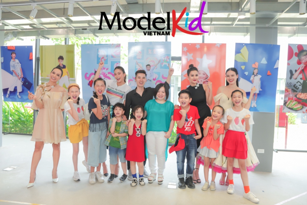 16. Bà Trang Lê - Giám đốc sản xuất chương trình Model Kid Vietnam - Ông Dương Tuấn Anh và top 7 thí sinh Model Kid Vietnam