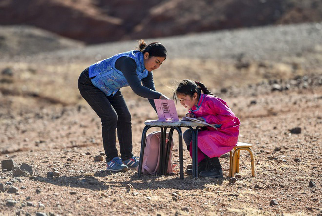 Người mẹ Trung Quốc chở con gái đi khắp hoang mạc bắt mạng học online giữa mùa dịch - Ảnh 1.