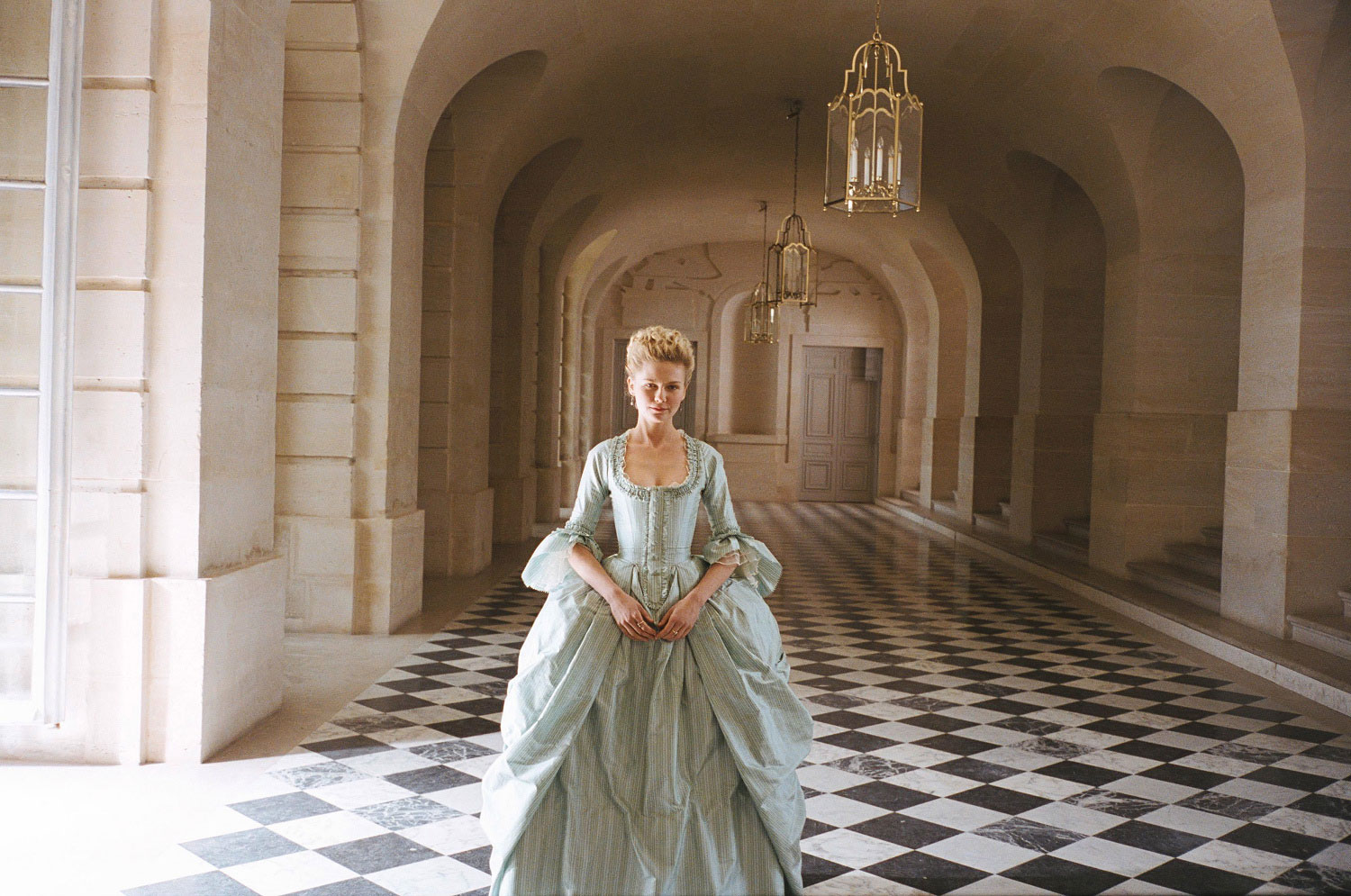 thời trang phim marie antoinette đầm xanh trong hành lang cung điện
