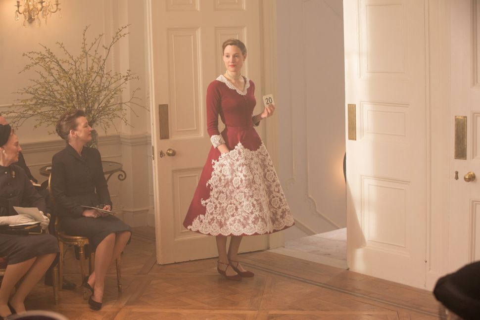 thời trang phim phantom thread bộ váy đỏ đắp ren trắng
