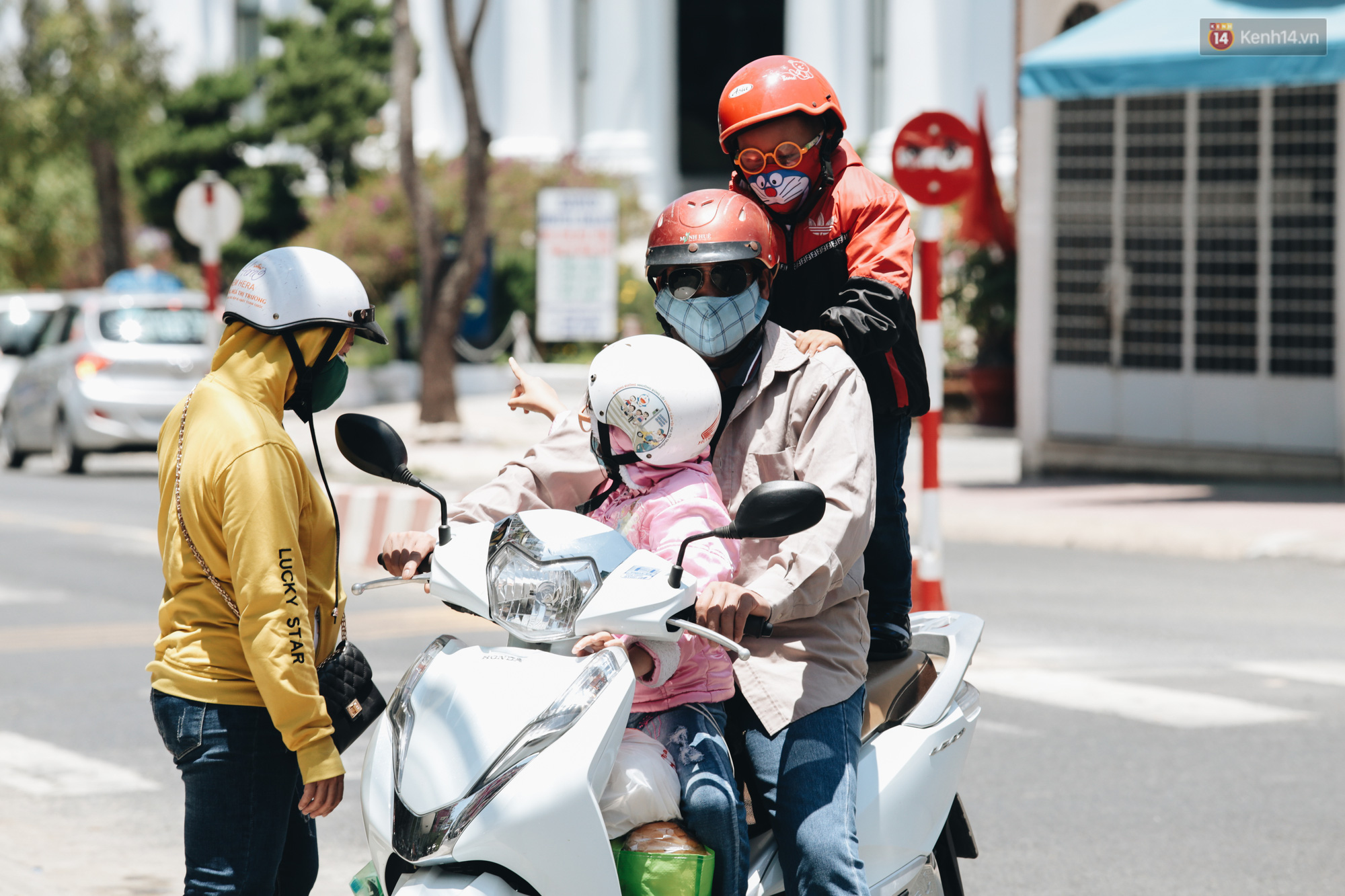 Đà Lạt nắng kinh hoàng, khách du lịch nhăn mặt và trùm kín từ đầu đến chân mỗi khi ra đường - Ảnh 6.