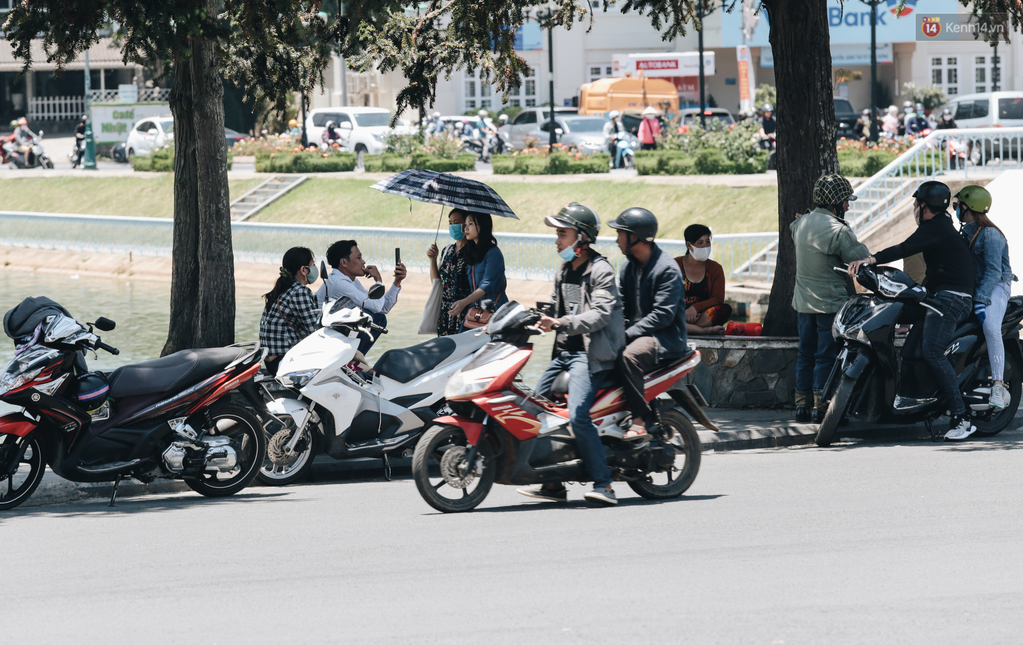 Đà Lạt nắng kinh hoàng, khách du lịch nhăn mặt và trùm kín từ đầu đến chân mỗi khi ra đường - Ảnh 3.