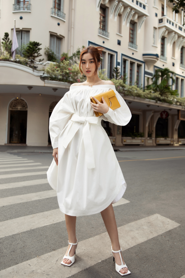 Khác hẳn với các fashionista, Hoa hậu Đỗ Mỹ Linh lựa chọn phong cách nữ tính khi lăng xê xu hướng trang phục gam trắng