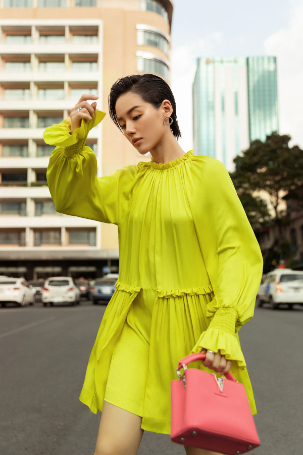 Fashionista Khánh Linh cũng đặc biệt yêu thích những gam màu bắt mắt