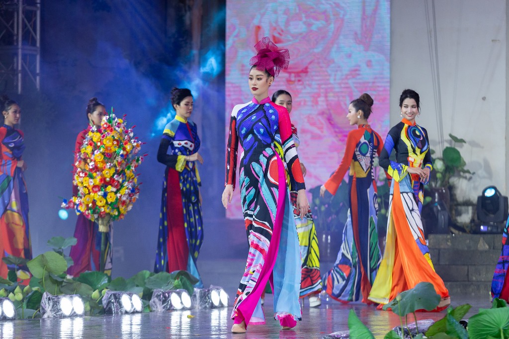 Hoa hậu Khánh Vân trình diễn tại Lễ Hội Áo Dài TP.HCM 2020