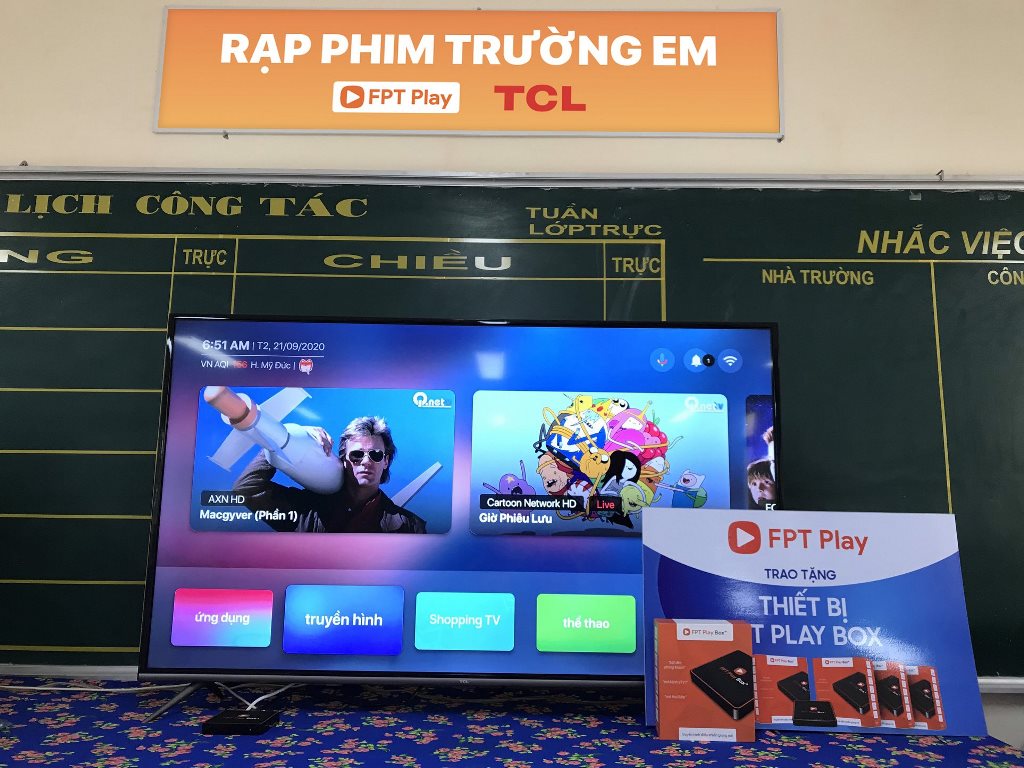 Phần quà do chương trình Rạp phim Trường Em trao tặng gồm Smart TV TCL và FPT Play Box 2020