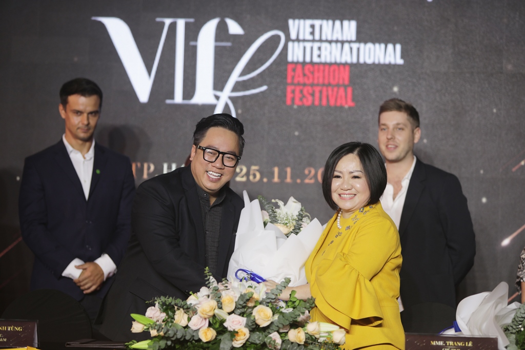 Lễ Ký kết EmpireEM_MultiMedia và Ra mắt chương trình Vietnam International Fashion Festival 2020(5)