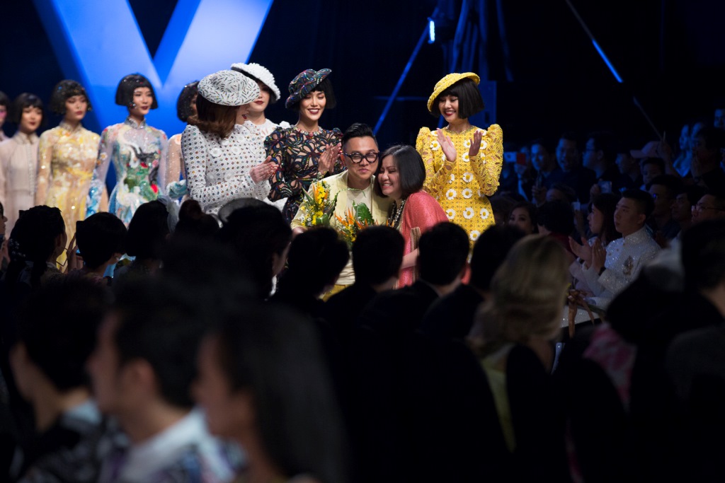 NHÀ THIẾT KẾ NGUYỄN CÔNG TRÍ CHÍNH THỨC MỞ MÀN AQUAFINA VIETNAM INTERNATIONAL FASHION WEEK 2020(11)