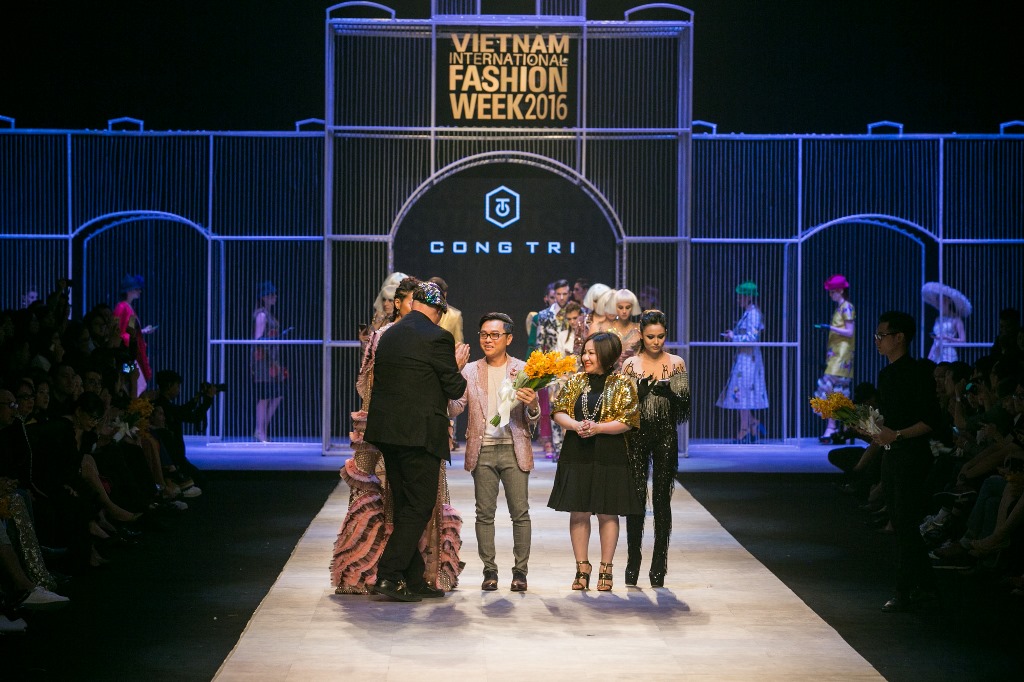 NHÀ THIẾT KẾ NGUYỄN CÔNG TRÍ CHÍNH THỨC MỞ MÀN AQUAFINA VIETNAM INTERNATIONAL FASHION WEEK 2020(3)