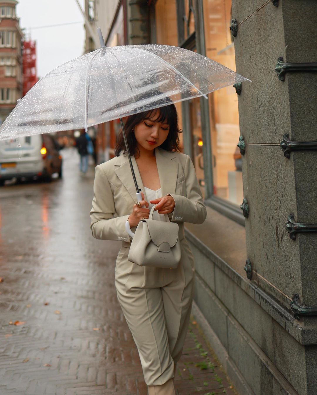 phong cách thời trang parisian cô gái măc suit cầm ô