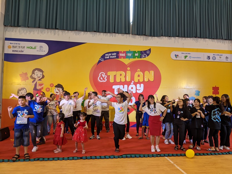tre tu ky 1 Hơn 350 trẻ tự kỷ hào hứng tham gia hội thao mừng ngày nhà giáo