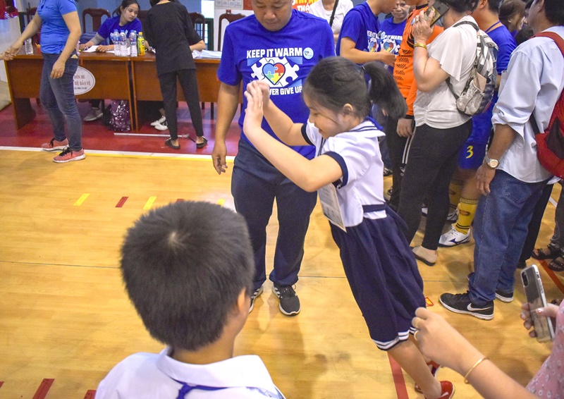 tre tu ky 4 Hơn 350 trẻ tự kỷ hào hứng tham gia hội thao mừng ngày nhà giáo