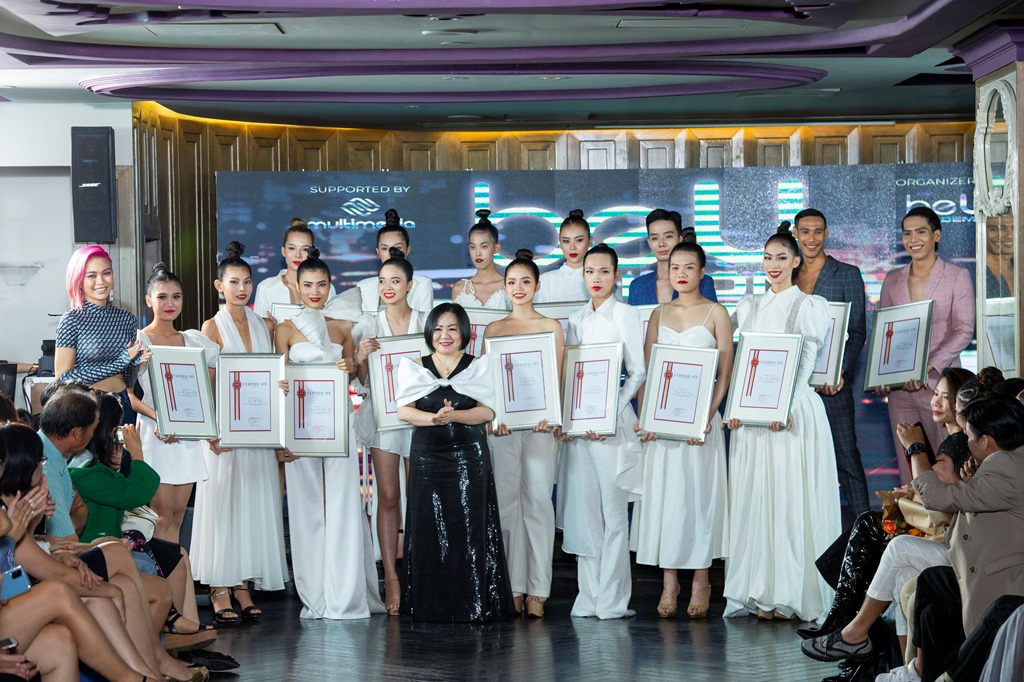 Bà Trang Lê – chủ tịch Hiệp hội các nhà thiết kế Đông Nam Á – cùng Siêu mẫu Mâu Thủy trao kỉ niệm chương cho các người mẫu xuất sắc trong năm 2020 của beU Academy