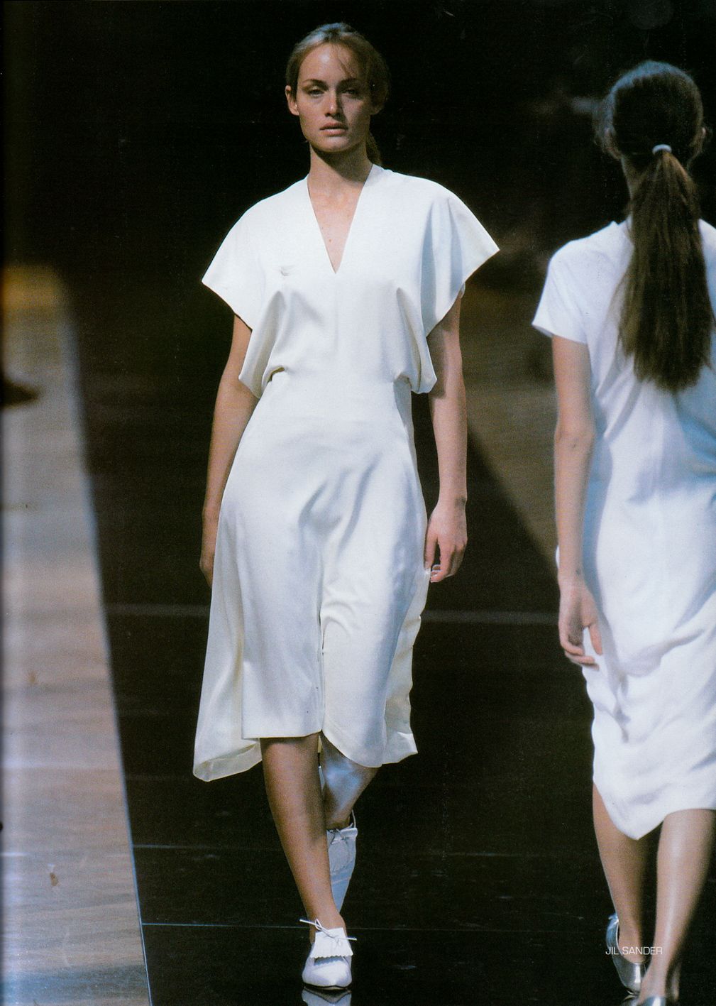 Jil Sander RTW mùa Xuân 1998 Amber Valletta thời trang thập niên 90