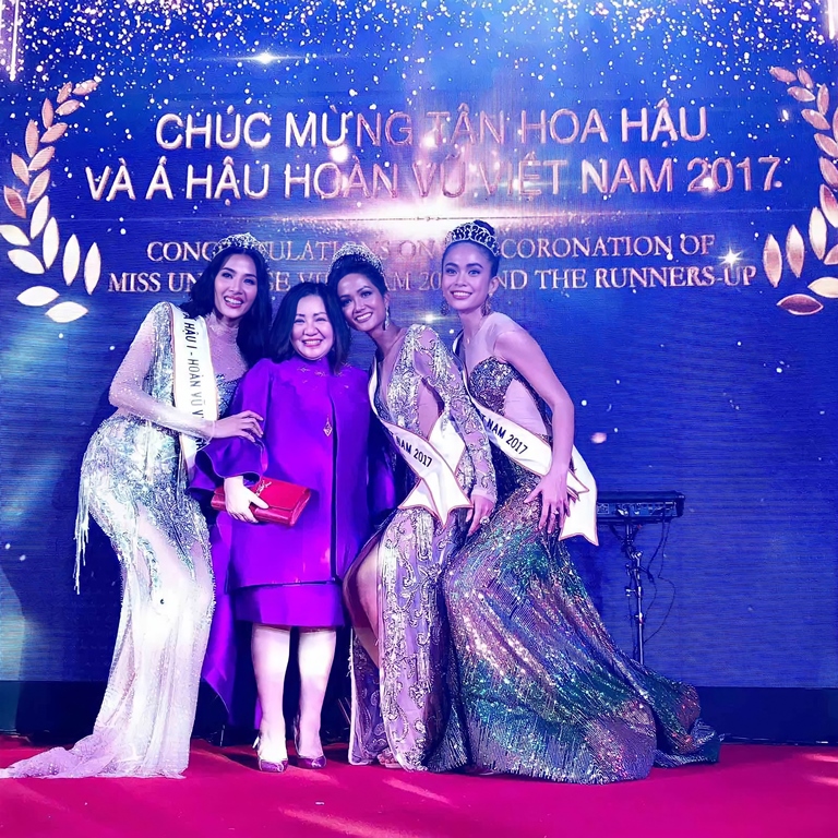 1. Madam Trang Le cùng Mentor H’Hen Niê, Mentor Mâu Thuỷ