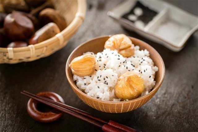 Người Nhật thường trộn thêm loại hạt này khi nấu cơm để dưỡng sinh, da căng hồng hào bất chấp tuổi tác, đúng dịp ở Việt Nam đang được bán nhiều - Ảnh 2.
